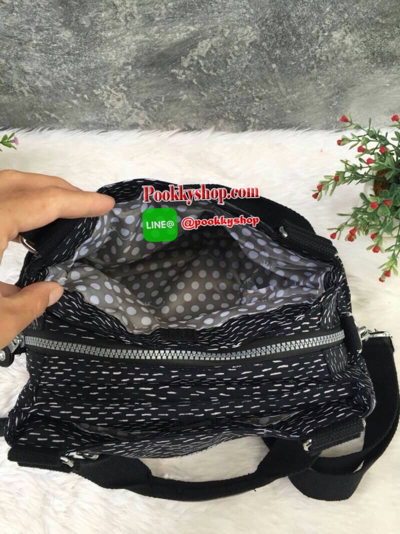 Kipling กระเป๋าสะพาย รุ่น Elysia กระเป๋าสะพาย KIPLING มาพร้อมดีไซน์ทันสมัย และสามารถใช้งานได้อย่างดี เข้ากับทุกการแต่งตัว โดดเด่นด้วยพื้นที่ภายในและช่องต่างๆ ที่ให้คุณจัดเก็บของสำคัญได้ครบถ้วน สามารถสะพายได้หลายแบบ ตามที่คุณต้องการ - สายสะพายสามารถปรับและ