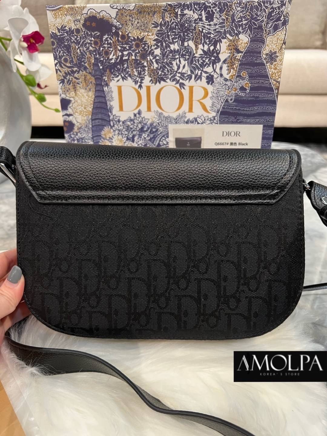 กระเป๋า CHRISTAIN DIOR SADDLE POUCH งานสวยมากก เหล่าบรรดาเซเลปทั้งหลายก็สะพายกัน