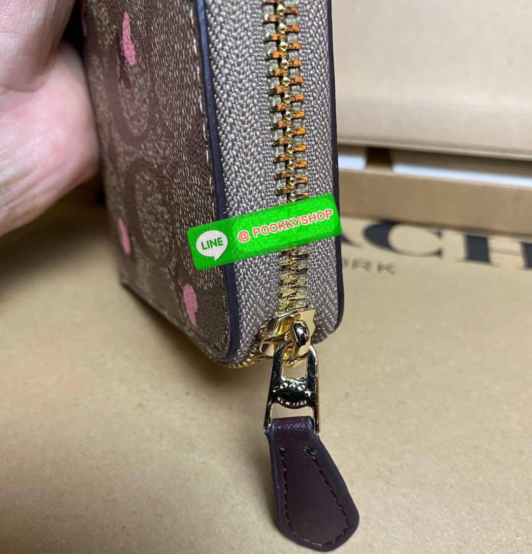 COACH ACCORDION ZIP WALLET IN SIGNATURE CANVAS กระเป๋าสตางค์ใบยาว ซิปรอบ ใช้งานง่าย ด้วยฟังค์ชั้น ด้านใน ใส่บัตรได้จุใจ มีช่องซิปใส่เหรียญตรงกลาง โดนใจหลายๆคนไปเรียบร้อยและคลาสสิค เรียบหรูดูแพงตลอดกาล ยกให้รุ่นนี้เลย