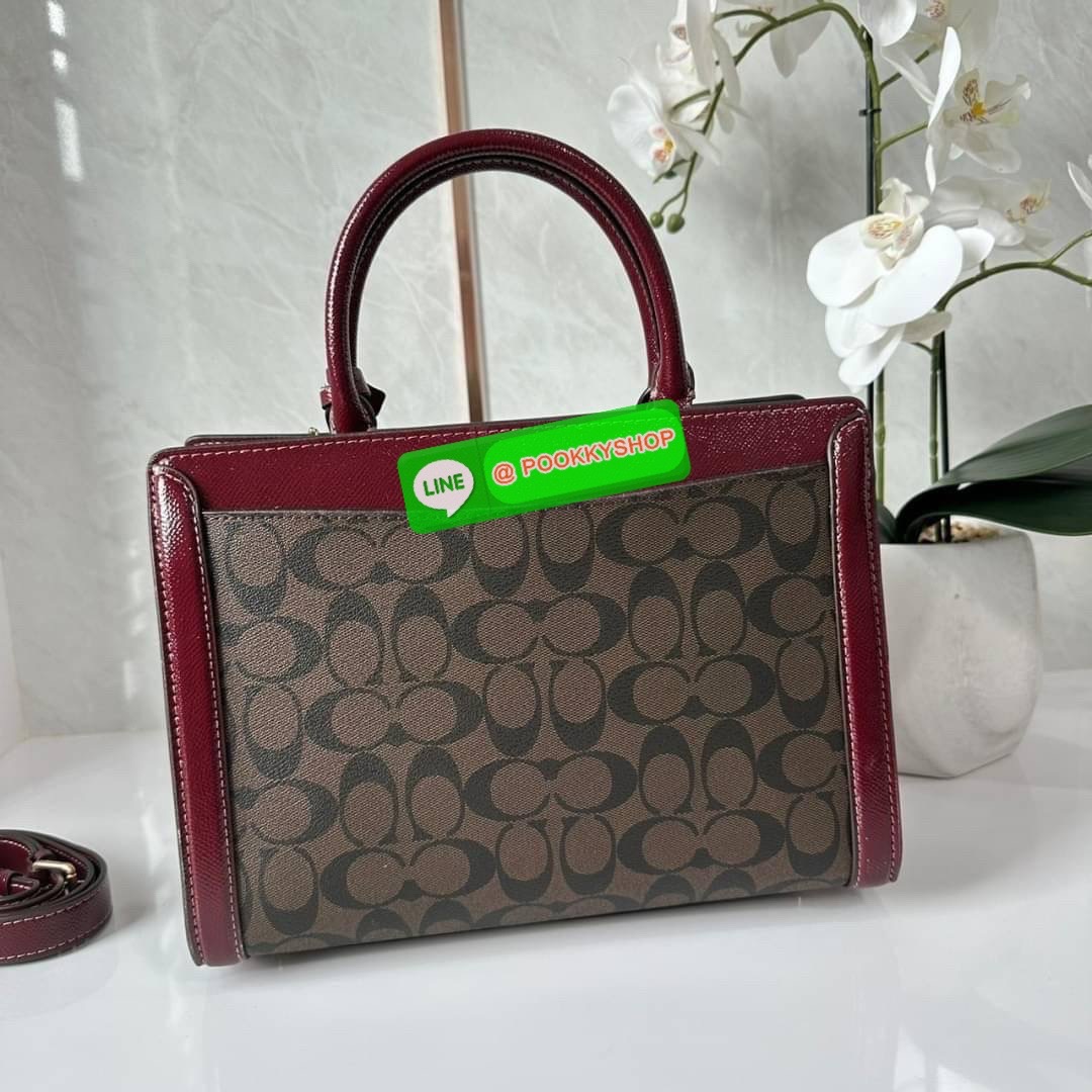 COACH ZOE CARRYALL IN SIGNATURE CANVAS (F87665) 🔖กระเป๋าถือหรือสะพาย ผู้ดีคุณนาย 🔖วัสดุหนังแคนวาส ตัดขอบหนังแท้ 🔖🔖เปิด-ปิดด้วยซิปคู่ ตกแต่งด้วยตัวล็อคแม่กุญแจห้อยด้านหน้า ด้านในเป็นช่องกว้างใส่ของได้เยอะ 🔖สายสะพายยา