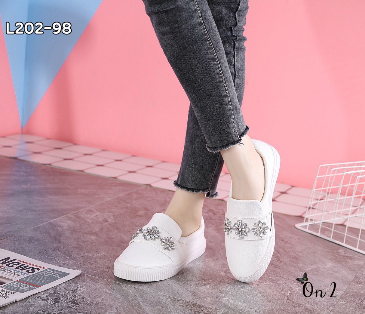 แบบใหม่ รองเท้าผ้าใบหนัง งานแฟชั่นสไตล์แบรนด์คู่นี้หนังนิ่มนะจ๊ะ ทรงสวยหน้าประดับคลิสตัลรูปดอกไม้ด้านในนิ่ม ใส่สบายพร้อมส่ง2สี