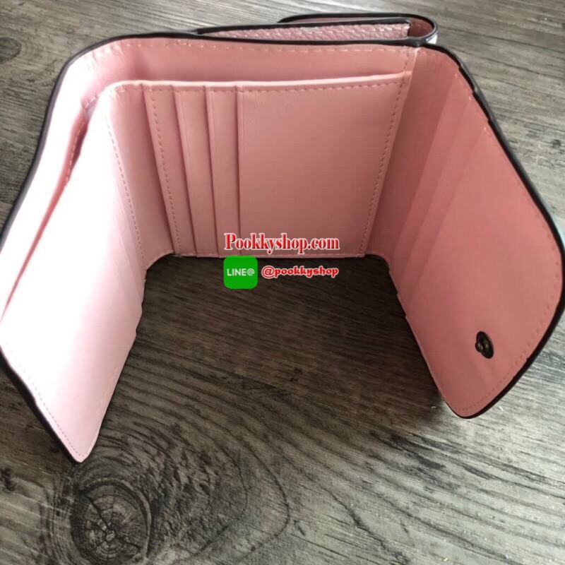 COACH Small Wallet in Floral Print Coated Canvas กระเป๋าสตางค์ใบสั้น สามารถใช่งานได้ทั้งด้านหน้าและด้านหลัง ด้านหน้าเปิด - ปิดด้วยกระดุม ภายในมีช่องใส่บัตรและธนบัตร ด้านหลังเปิด - ปิดด้วยกระดุม มีช่องสำหรับใส่เหรียญ