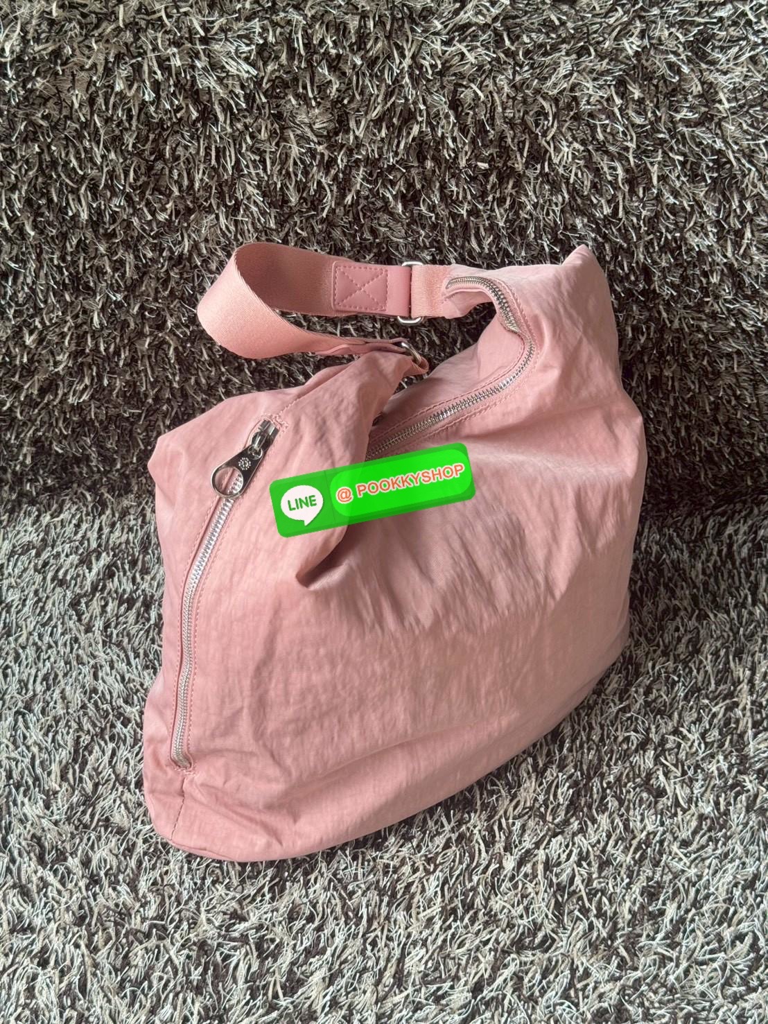 Kipling Eanna Zip กระเป๋าสะพายไหล่ดีไซน์ที่มาพร้อมสไตล์แบบจัดเต็ม เป็นแอคเซสเซอรีที่เข้ากับลุคไหนก็ได้อย่างลงตัว มาพร้อมช่องหลักปิดซิป ช่องจัดระเบียบด้านใน ช่องด้านข้าง รวมถึงช่องใส่ปากกาและสายคล้องกุญแจ เพิ่มความเป็นระเบียบสูงสุดในทุกการใช้งาน