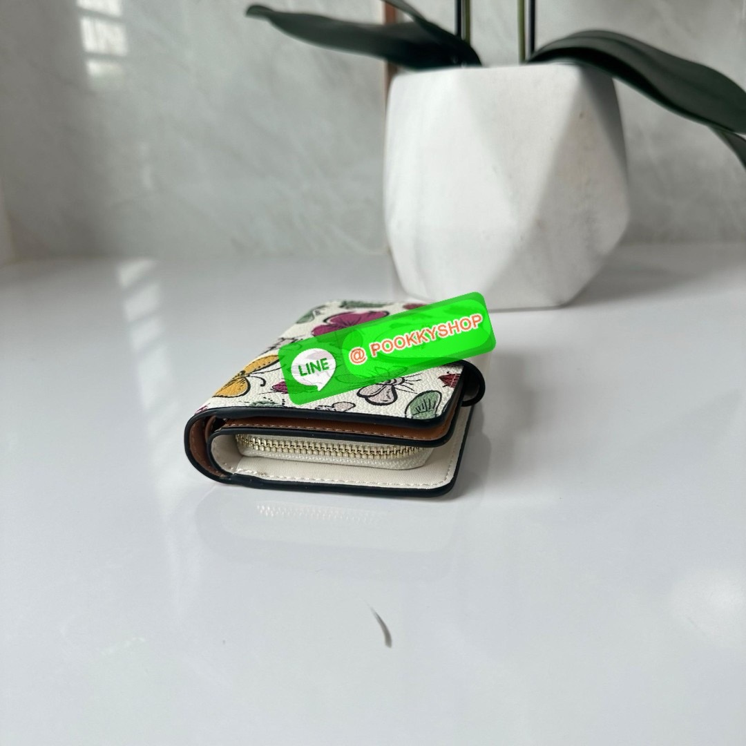 COACH MEDIUM CORNER ZIP WALLET IN SIGNATURE CANVAS WITH FLORAL PRINT(CR935) 🔖กระเป๋าสตางค์ใบกลางคอลเลคชั่นใหม่ปริ้นลายดอกไม้ 🔖วัสดุ:แคนวาสสลับหนังแท้ 🔖เปิด-ปิดด้วยกระดุมแป็ก 🔖ภายในมีช่องใส่บัตร ช่องใส่ธนบัตร และช่องซิป