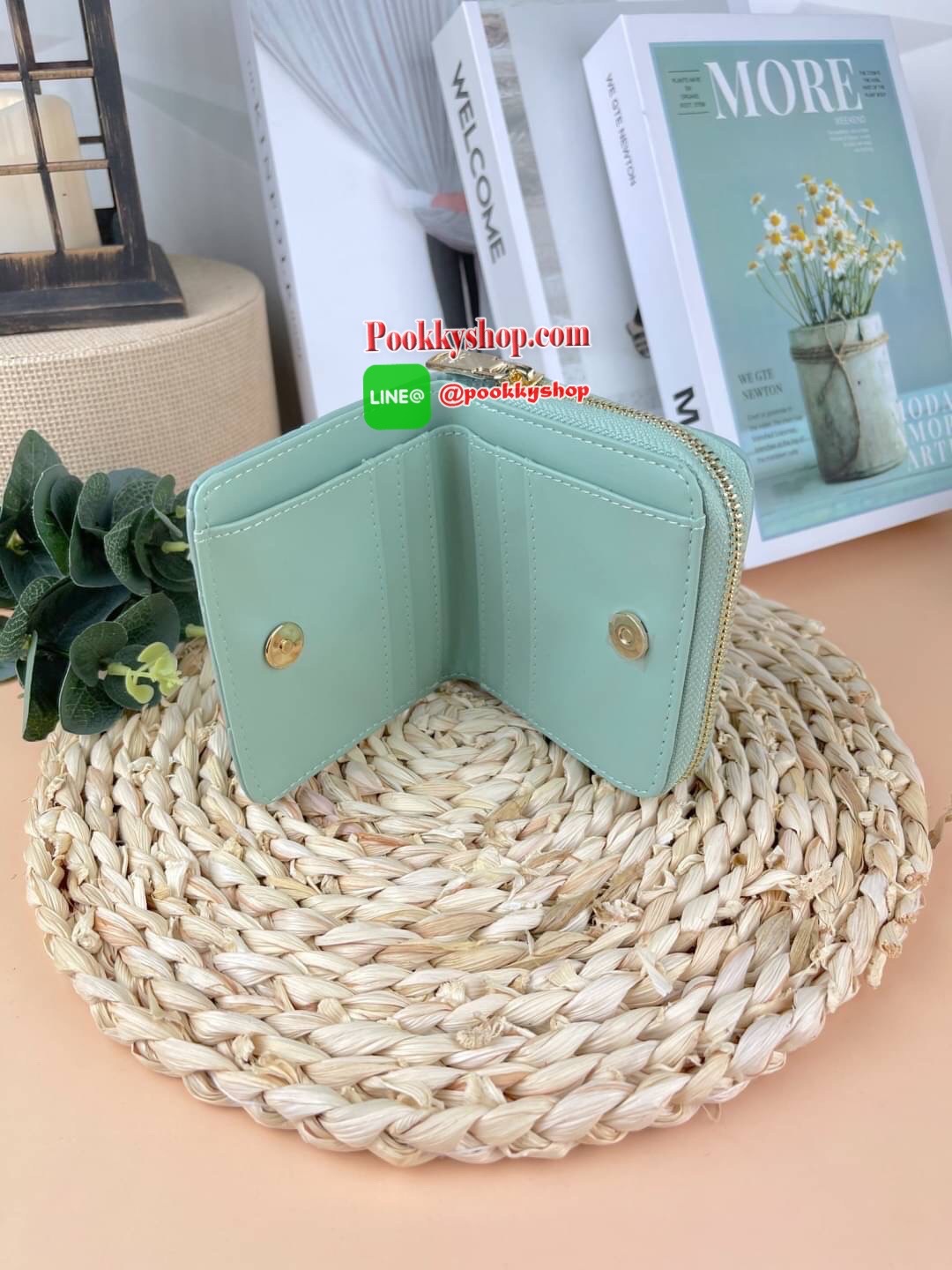 Lyn Decade Wallet กระเป๋าเงินใบสั้น รุ่นนี้สวยน่ารักมากๆ จับถนัดมือ มีฟังก์ชันให้ใช้ครบจบในใบเดียว! วัสดุหนังนุ่มมือ เดินด้ายทั้งใบเพิ่มดีเทล มีโลโก้สวยเด่นที่ด้านหน้า เปิดปิดแบบกระดุมแม่เหล็ก มีช่องใส่ธนบัตรได้ตามยาว ใส่แบงค์ไม่ต้องพับค่า ช่องการ์ด 6 ช่อ