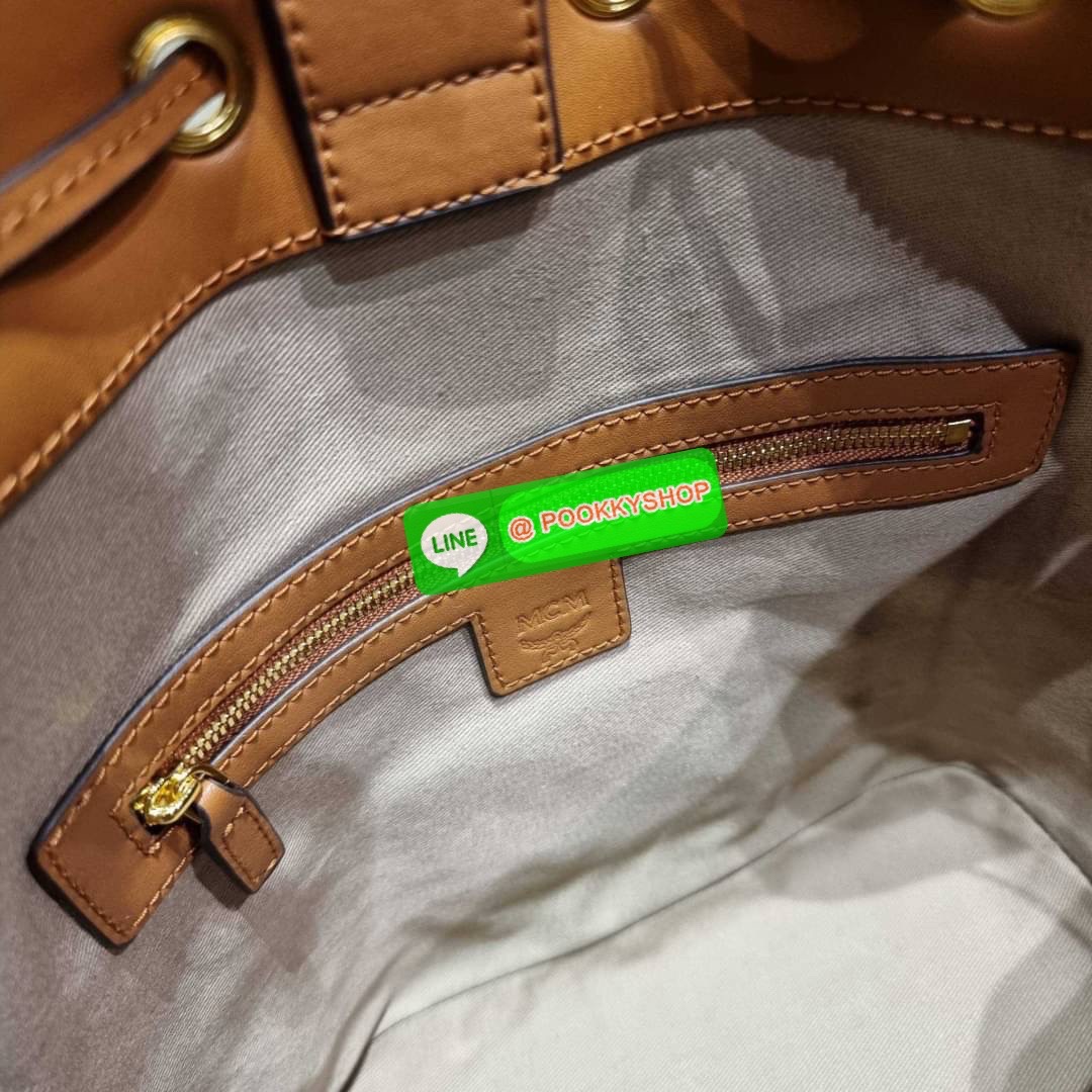 MCM MEDIUM ESSENTIAL DRAWSTRING BAG IN VISETOS กระเป๋าสะพายทรง bucket ไซส์ medium ใบใหญ่กำลังดี รูดเปิด-ปิดด้วยหนัง และยังมีกระดุมแม่เหล็กติดกันของหล่น พิเศษที่มีสายสะพายให้ 2 แบบ สายคล้องไหล่หรือถือได้ และสายสปอร์ตสะพายข้าง วัสดุหนังแคนวาสคุณภาพดี ภายในโ