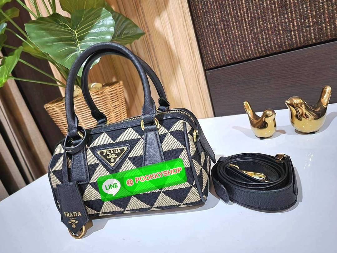 ✴️ห้ามพลาด!✴️PRADA FABRIC MICRO BAG VIP GIFT WITH PURCHASE (GWP) กระเป๋าพรีเมี่ยมกิ๊ฟ Limited จาก PRADA DUTYFREE COUNTER โดดเด่นที่วัสดุ Jacquard Fabric Micro ดีไซน์สวยคลาสสิคขนาดกำลังดี หูกระเป๋าประดับTagแบรนด์ถอดออกได้ ภายในมีโลโก้ ใส่มือถ