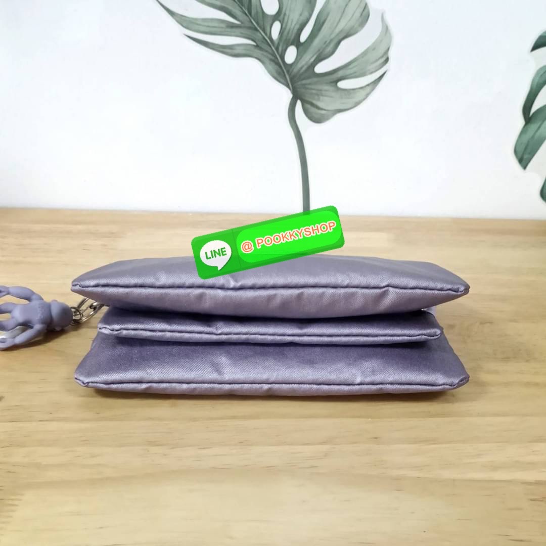 Kipling Creativity Large Pouch วัสดุ Nylon 100% กระเป๋าคล้องมือขนาดพอเหมาะ 7.25 นิ้ว พกพาสะดวก เปิด-ปิดด้วยซิปเดียวใช้งานง่าย ด้านในมีช่องกว้าง 2 ช่องและช่องซิปเล็กตรงกลางอีก 1ช่อง ใช้งานได้สะดวก สามารถใส่มือถือ 7.5 นิ้วได้ กุญแจรถ ธนบัตรได้ ล็อตนี้มาพร้อ