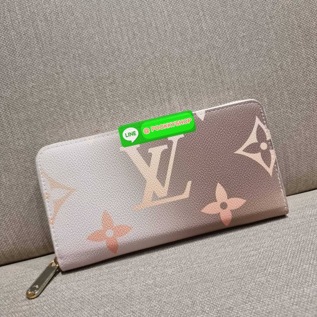 NEW IN!! LV long zip wallet with gwp กระเป๋าสตางค์พรีเมี่ยมกิ๊ฟ ดีไซน์ล่าสุด หวานๆสวยๆ น่าใช้มาก ใบยาวขนาดกำลังเหมาะมือ ถือแล้วขับผิว โดดเด่นด้วยสไตล์การไล่เฉดสีโทนละมุน ดูโดดเด่นไม่เหมือนใคร วัสดุหนังแคนวาส ทนทาน เปิด-ปิดด้วยซิปรอบ ภายในมีช่องใส่บัตรเยอะ