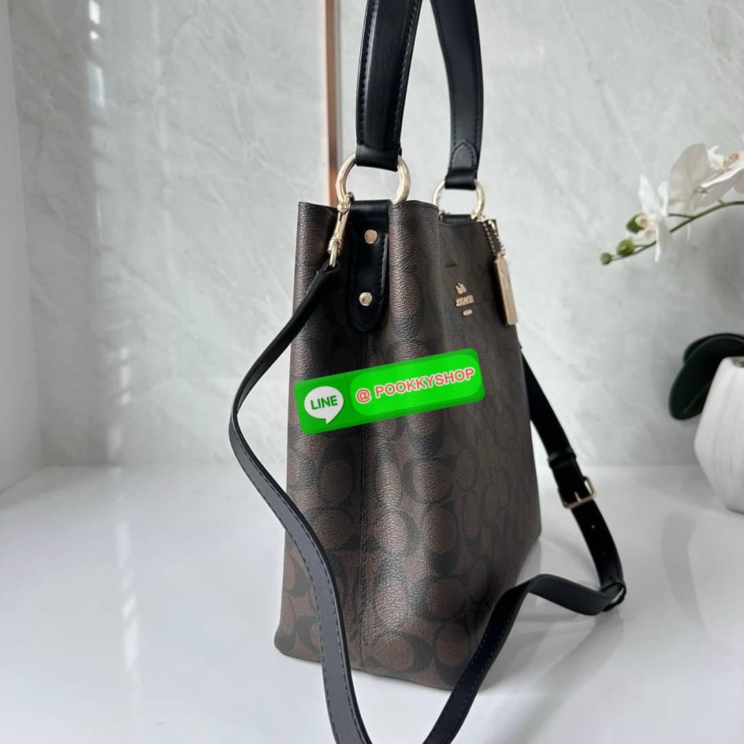 COACH TOWN BUCKET BAG IN SIGNATURE CANVAS (COACH 91512) 🔖 กระเป๋าสะพาย/ถือบัคเกต รุ่นคลาสสิคตลอดกาลไม่เอ้าท์ 🔖วัสดุ: แคนวาส ตัดหนังแท้ 🔖เปิด-ปิด กระเป๋าด้วยกระดุมแม่เหล็ก ภายในช่องโล่ง มีช่องซิปแบ่งตรงกลาง แยกเก็บของได้อย่างเป็นสัด