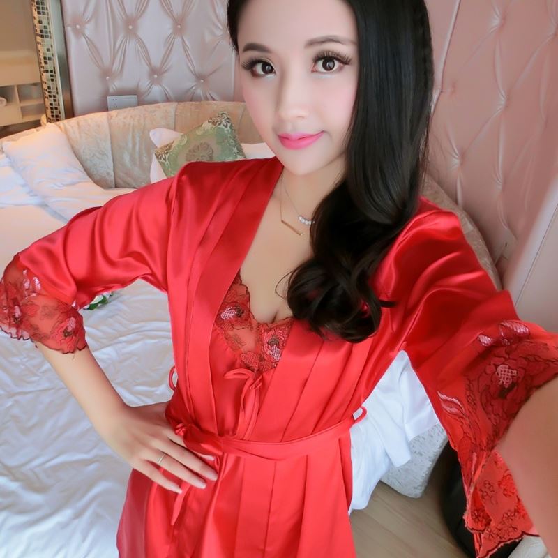 เซ็ทชุดนอน ชุดคลุมผ้าไหม สีแดง แต่งลูกไม้ปักซีทรู เกรดพรีเมี่ยม เนื้อผ้าหรู เนื้อผ้าไหม เนียน นุ่ม เนื้อละเอียดมากๆคะ
