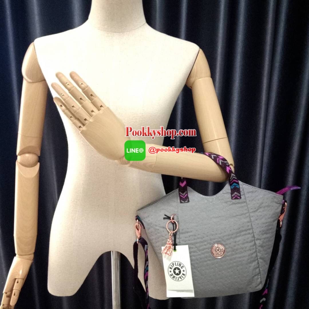 KILING NORI Handbag & Shoulder bag กระเป๋าถือหรือสะพายขนาดกลาง ทำจากวัสดุ ผ้า Nylonเคลือบ+Polyester น้ำหนักเบา จุดเด่นที่ช่องหลักมีขนาดใหญ่ พร้อมช่องซิปแยกย่อย สามารถใส่สัมภาระได้เยอะ มาพร้อมสายสะพายยาว สามารถปรับระดับได้ตามความต้องการ มีพวงกุญแจลิงห้อยตา