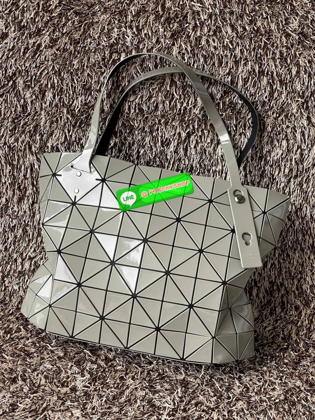 💕 Bao Bao Issey Miyake ROCK MATTE ซีรีส์นี้จะเป็นทรงสี่เหลี่ยมผืนผ้า มีซิปปิดด้านบน ถือเป็นรุ่นที่เหมาะกับการใช้งานในชีวิตประจำวัน สามารถพับมุมและบริเวณด้านล่างของกระเป๋าเพื่อเพิ่มความสะดวกสบายในการใช้งาน ทั้งยังช่วยให้วางกระเป๋าในแนวตั้งได้อีกด้ว