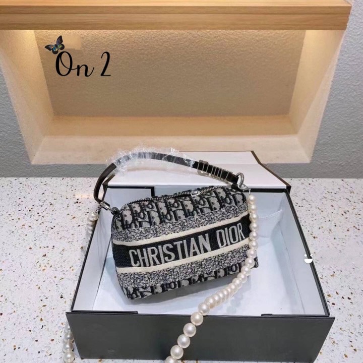 Christian Dior x Alexander Wang กระเป๋าสะพายdior ผ้าทอลาย Dior ซิปบน ที่รวมตัวกับ wang เพิ่มความหรูหรามากขึ้น มาพร้อมสายมุกยาวสะพายครอสบอดี้ถอดออกได้ค่ะ งานสวยอะไหลาปั๊มทุกจุด