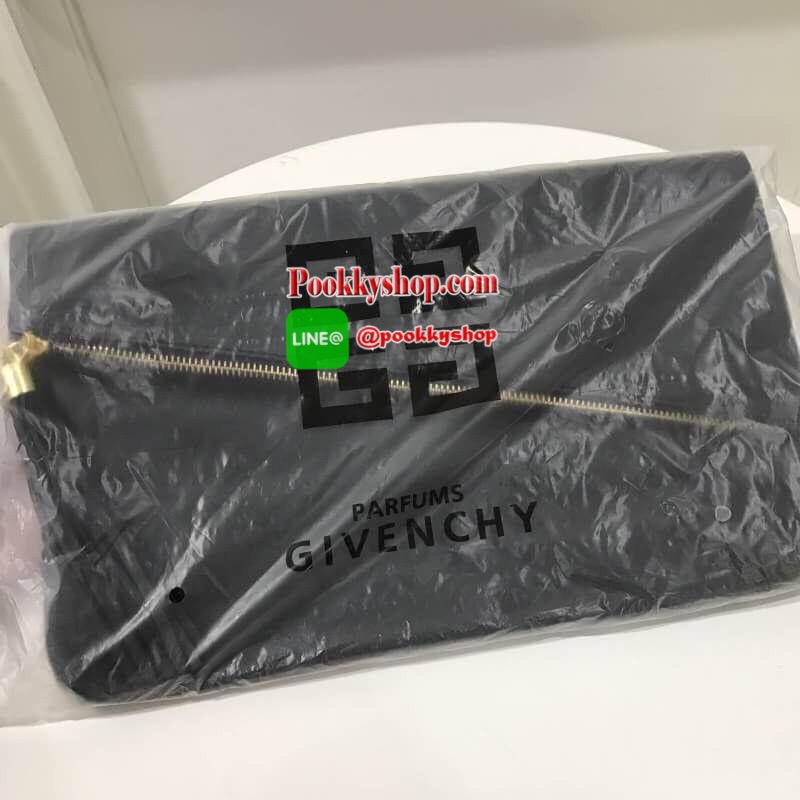 รุ่น BEST SELLER มาเพิ่มอีกรอบคะ กระเป๋า Givenchy shoulder bag หนัง PU เนื้อดี ดีไซด์เก๋มากคะ ด้านหน้า ปั้ม logo brand หัวซิป ประดับพู่ ด้านในบุด้วยผ้า water proof ปั้ม logo brand มีช่องเล็กใส่ของจุกจิกคะ