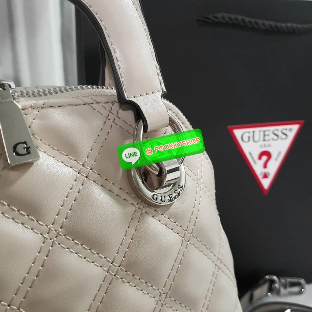NEW ARRIVALS!! ✨ กระเป๋าถือทรงหรู GUESS CESSILY SMALL DOME SATCHEL HANDBAG วัสดุหนังสังเคราะห์นิ่มมืออะไหล่เงินทั้งใบ มีพวงกุญแจกิมมิคแบรนด์ประดับด้านหน้า เปิดปิดด้านซิปยาว ด้านในใส่กระเป๋าสตางค์ใบกลาง มือถือ ได้สะดวก พร้อมช่องซิป+ช่องใส่ของแยกให้