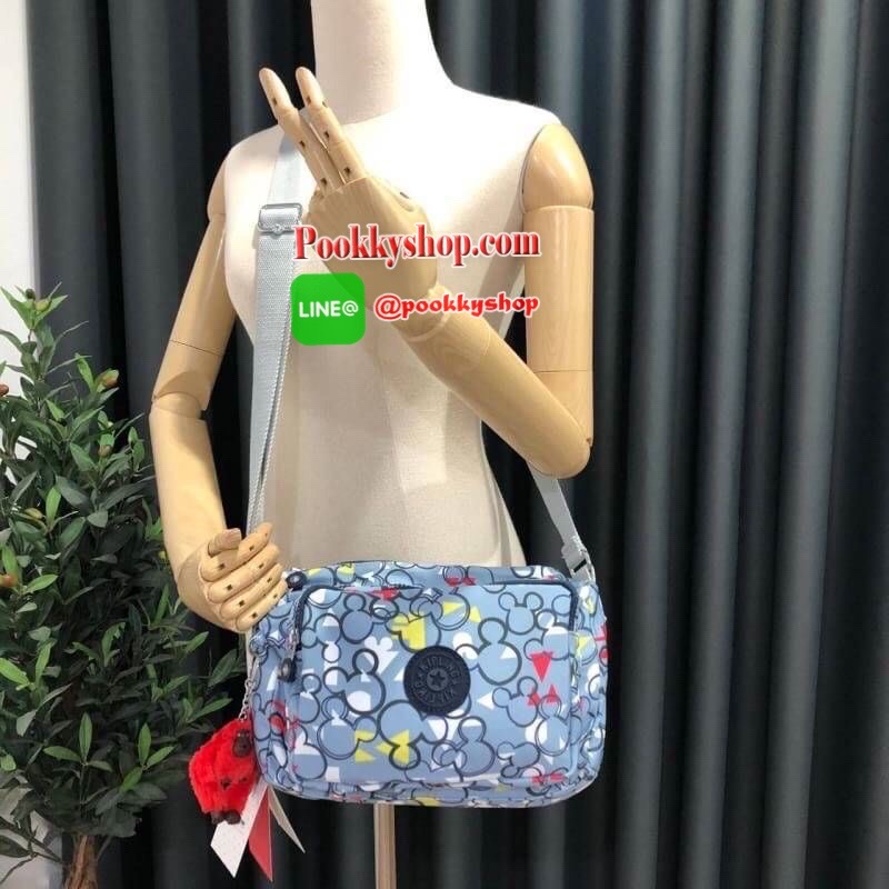 Kipling Disney's Mickey Mouse กระเป๋าสะพายทรงสวย รุ่นยอดนิยมเลยค่ะ สายสะพายปรับระดับสั้น-ยาว เป็นกระเป๋าสะพายเฉียงลำตัวได้ค่ะ ช่องซิปเยอะค่ะ ใส่ของได้เป็นสัดส่วน จุสัมภาระได้ดีเลยค่ะ ทรงสวย สะพายน่ารักมาก ห้ามพลาดเลยค่ารุ่นนี้