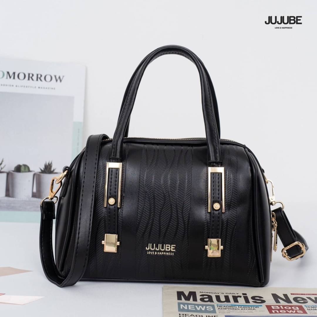 กระเป๋าสะพายข้างผู้หญิง แบรนด์ Jujube ทรงหมอนใบใหญ่ ภายโล่งในกว้าง มี3ช่องใช้งาน จุของได้เยอะคะ