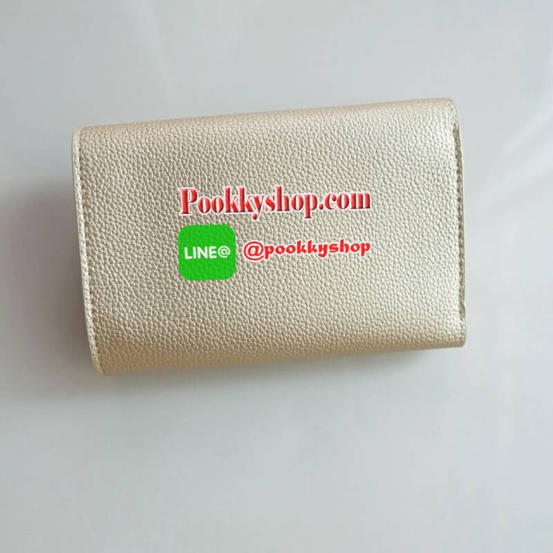 New!! Charles & Keith Front Flap Detail Wallet ด้านหน้าแต่งโลหะเหล็ก ปั๊มโลโก้แบรนด์ เปิด - ปิดด้วยกระดุมแม่เหล็ก ด้านในมีช่องใส่บัตร ช่องใส่รูป ช่องใส่ธนบัตร 2 ช่อง และช่องซิปใส่เหรียญ