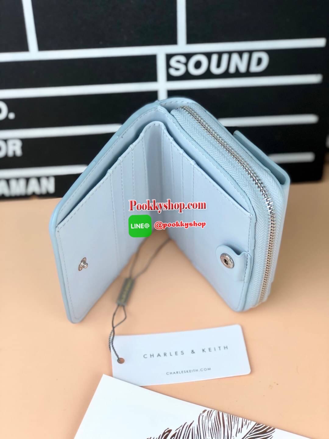 New arrival! Charles & Keith classic wallet กระเป๋าเงินใบสั้น จับถนัดมือมากเลยค่ะ ด้านหน้าปั๊มโลโก้แบรนด์สามารถเปิดกระดุมออกใส่การ์ดที่ใช้บ่อยได้พอดีค่ะ ช่องใหญ่เปิดปิดแบบกระดุม มีช่องการ์ด 8 ช่อง ช่องใส่ธนบัตรตามยาว และยังมีช่องซิปแยก สามารถใส่เหรียญหรือ