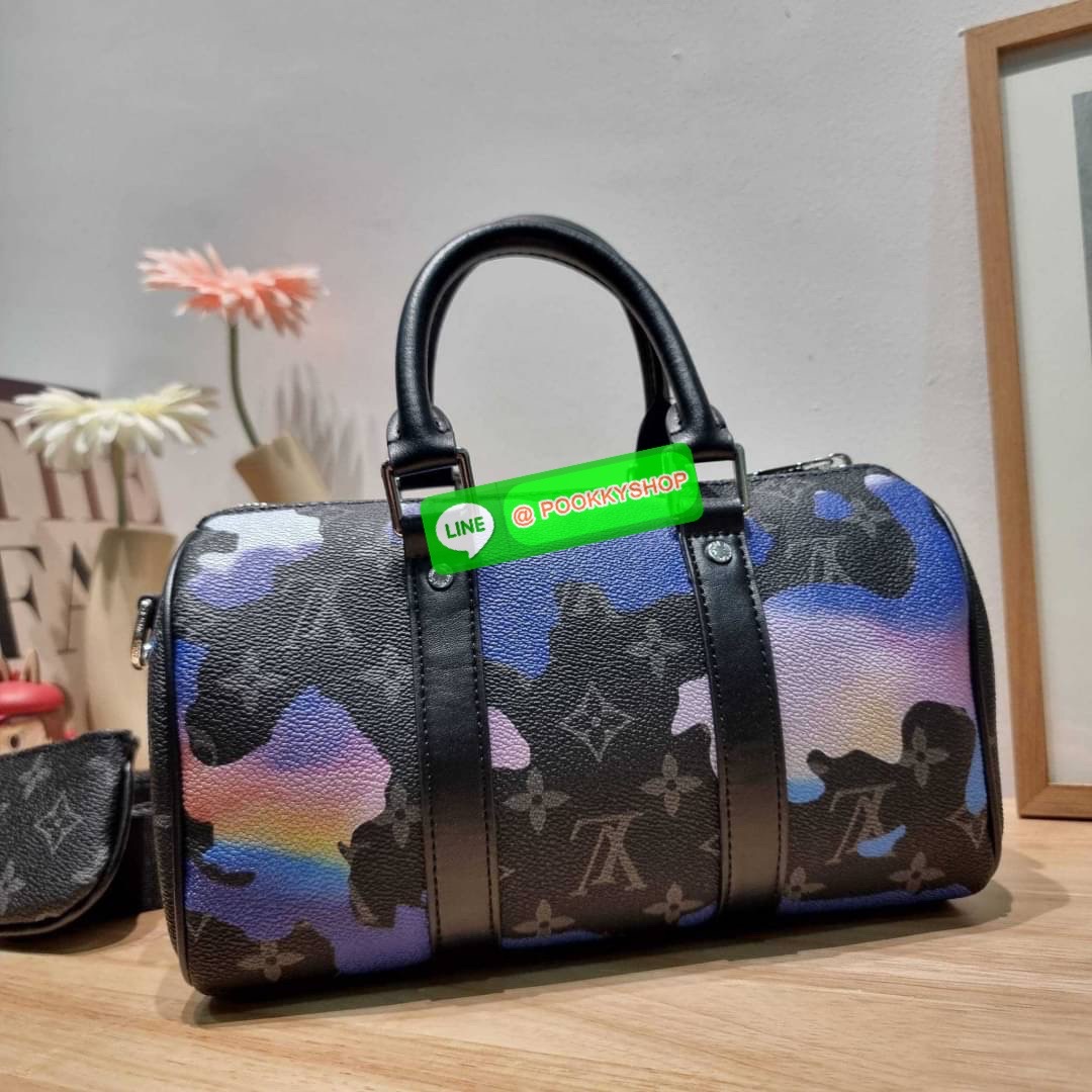LV KEEPALL BANDOULIÈRE 25 🔅 Details ย่อส่วนความเท่ให้สะดวกกับชีวิตประจำวัน กับกระเป๋าสะพาย ทรงกระเป๋าเดินทางสุดคลาสสิค ด้วยดีเทลความเป็นเอกลักษณ์ เรียบแต่หรู โดดเด่นไปด้วยลวดลายสีเพ้นท์คละรอบใบ รับรองไม่ซ้ำใคร!! ลายโมโนแกรม เปิด-ปิดด้วยซิป พิเศษพร