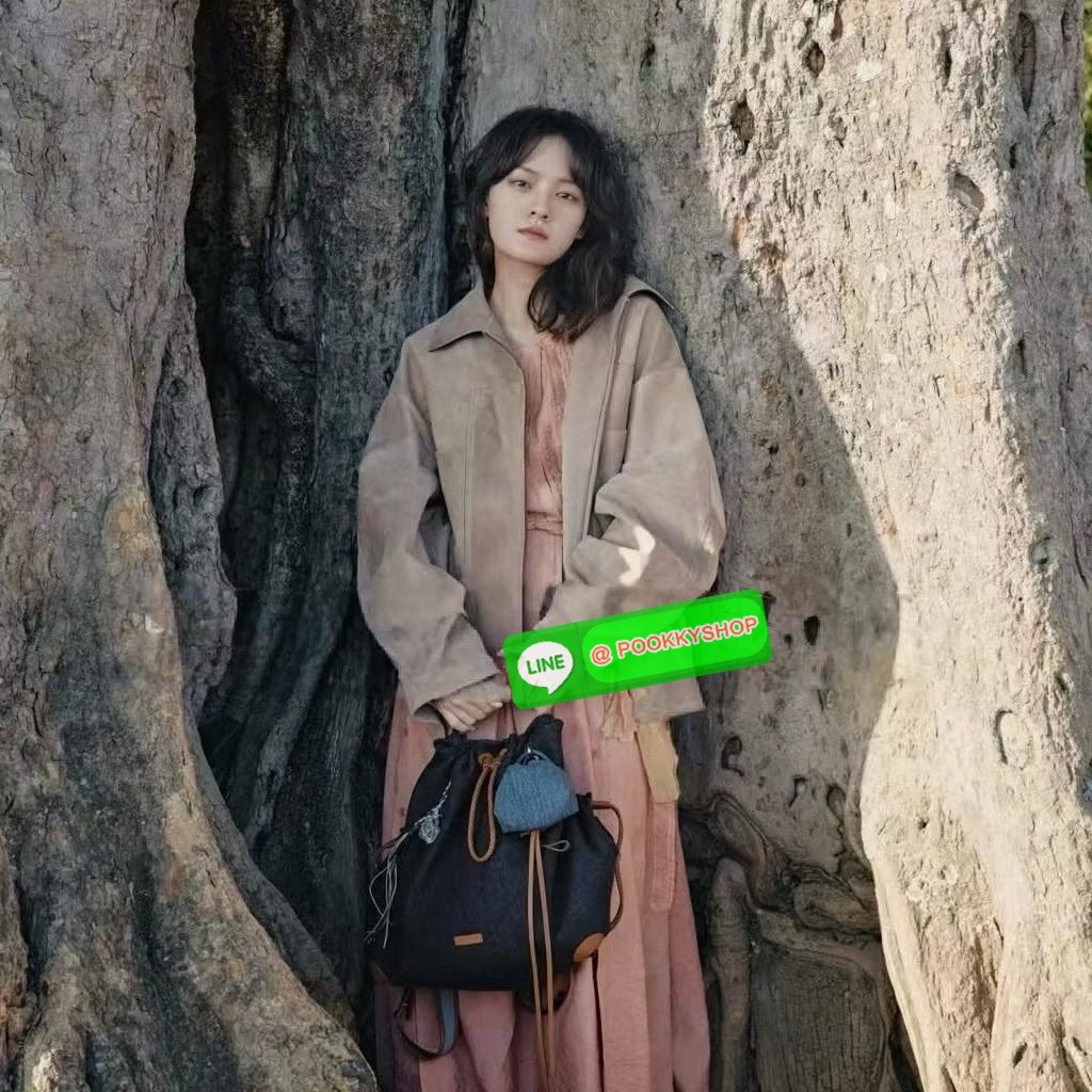 Songmont Series Backpack Female Small Capacity Songmont Drawstring Backpack กระเป๋าเป้สายรูดทรงชิคที่กำลังเป็นกระแสฮิตสุด ๆ เพราะดีไซน์เรียบเก๋ ใช้งานง่าย และแมทช์ได้หลายสไตล์ ดีไซน์ unisex ใช้ได้ทั้งผู้หญิงและผู้ชาย ดีไซน์: ทรงถุงสายรูด (Drawstring) ดูมิ