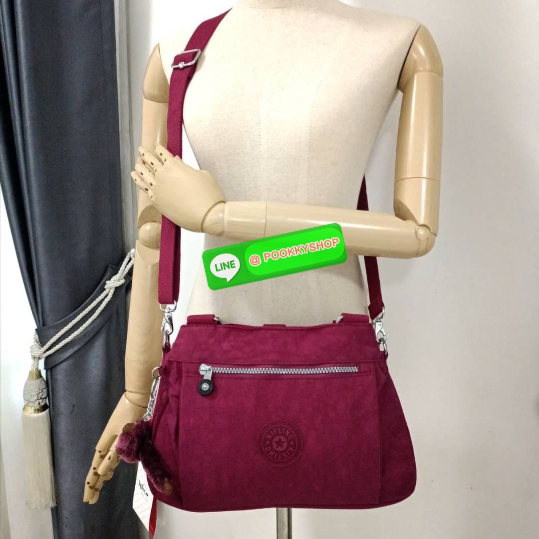 KIPLING ELISE HANDBAG กระเป๋าถือและสะพายไหล่ วัสดุ Nylon +Polyester ขนาดกำลังพอดี จุของได้มาก มีหูจับสองสาย ถือสะดวก น้ำหนักเบา มีช่องซิป ด้านหน้า ช่อง กระเป๋าหลักเปิด-ปิดด้วยซิป มี3 ช่องว่างใส่ของได้จุมากๆ ใส่มือถือได้ กระเป๋าสตางค์ใบยาว และ เครื่องสำอาง