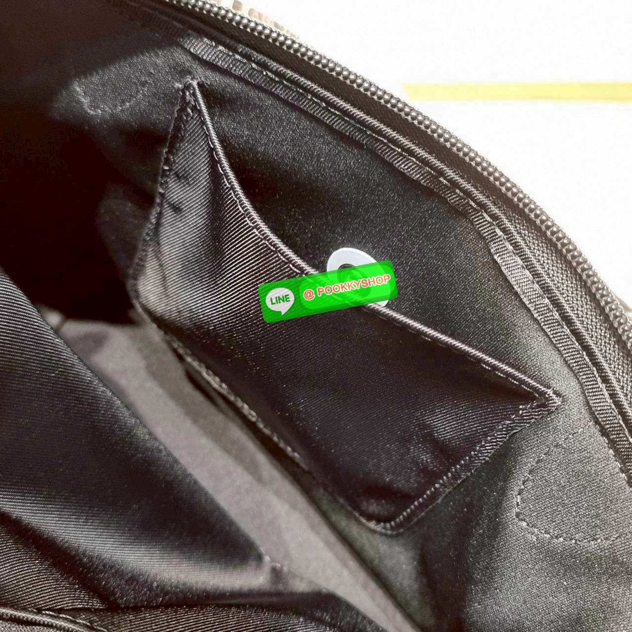 Longchamp le pliage energy M tote bag 🔆 Details เป็นอีกรุ่นที่แรงมาก จึ้งมาก! กระเป๋าสะพายไหล่ทรงโท้ท รุ่นยอดฮิต ดีไซน์ใหม่ให้ความสปอร์ตตี้มากขึ้น มาพร้อมขนาดใหม่ที่หลายๆคนรออยู่ น้ำหนักเบา ดีไซน์เรียบง่าย แต่ดูแพง ปากกระเป๋าออกแบบให้มีฝาปิดและซิป