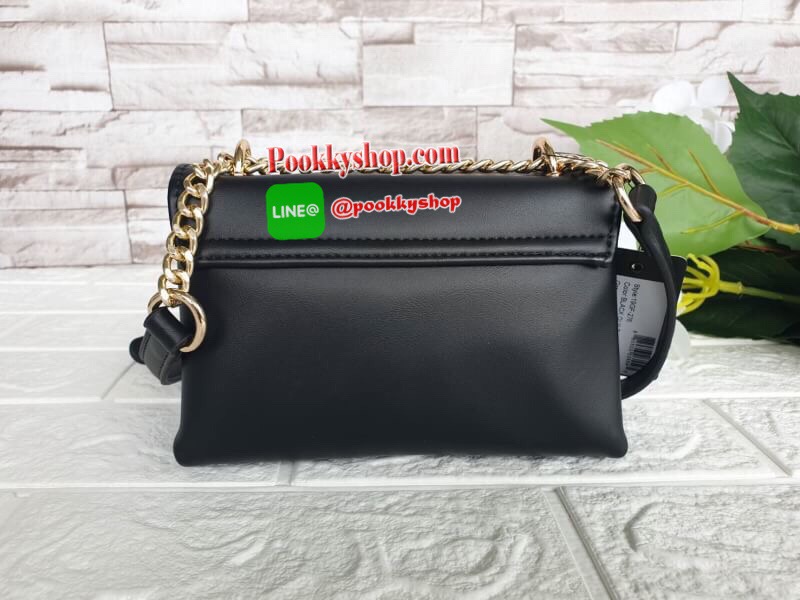 Guess Mini Crossbody Bag กระเป๋าสะพายข้าง Crossbody หนังนิ่มเรียบอยู่ทรง มาพร้อมพวงกุญแจแบรนด์ฝังเพชรสวยหรู ดูแพง พวงกุญแจถอดออกได้ กระเป๋าขนาดกำลังพอดี น่ารัก น่าใช้ค่ะ เปิด-ปิดด้วยกระดุมแป็ก ด้านหน้าติดโลโก้แบรนด์อะไหล่ทอง ภายในโล่ง ซับในผ้าอย่างดี มีช่