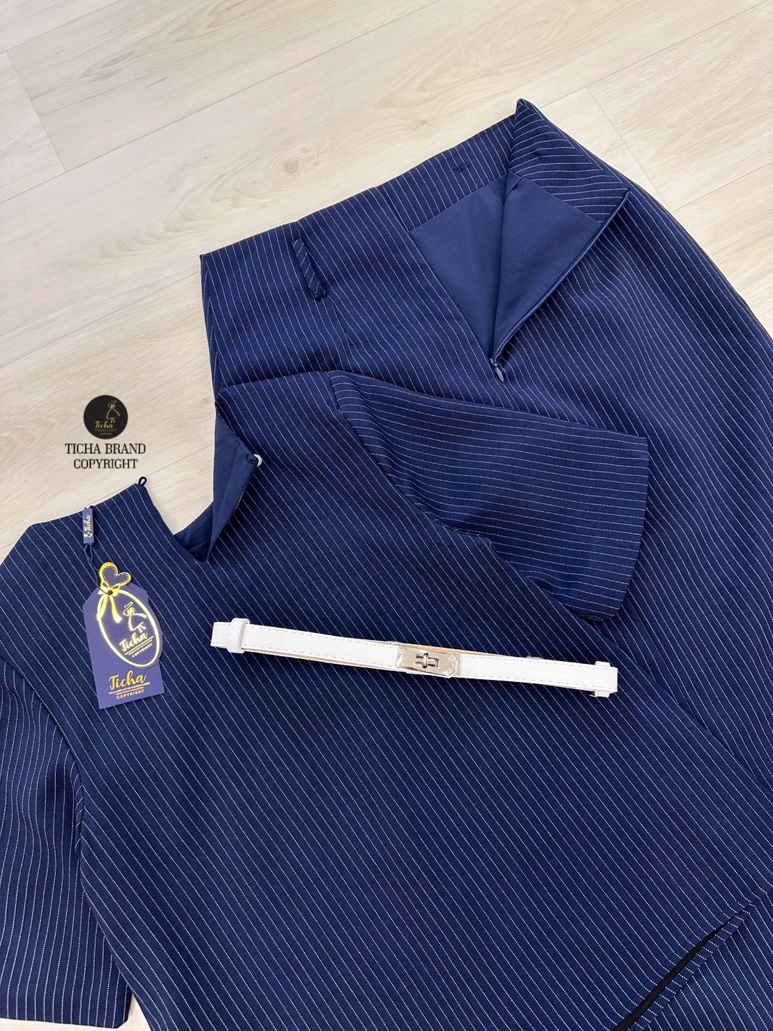 ชุดเซทแฟชั่น Set 3 ชิ้นเสื้อ+กระโปรง+เข็มขัด เสื้อแขนสั้นสีกรมลายตรงคอกลม ทรงโอเวอร์ไซส์