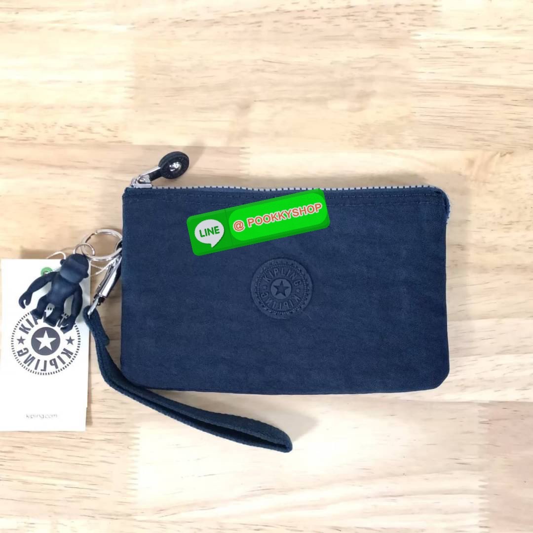 Kipling Creativity Large Pouch วัสดุ Nylon 100% กระเป๋าคล้องมือขนาดพอเหมาะ 7.25 นิ้ว พกพาสะดวก เปิด-ปิดด้วยซิปเดียวใช้งานง่าย ด้านในมีช่องกว้าง 2 ช่องและช่องซิปเล็กตรงกลางอีก 1ช่อง ใช้งานได้สะดวก สามารถใส่มือถือ 7.5 นิ้วได้ กุญแจรถ ธนบัตรได้ ล็อตนี้มาพร้อ
