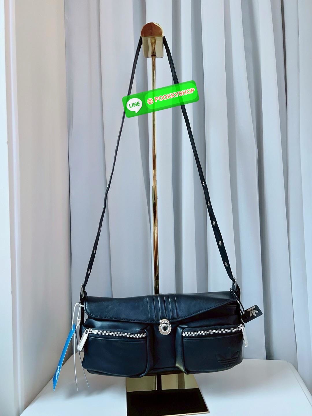 ADIDAS ORIGINALS HOBO LEATHER SHOULDER BAG 🔖พร้อมส่ง! กับกระเป๋าแนวสตรีทที่ออกแบบให้ใช้งานได้ทุกโอกาศ ดีไซด์เก๋ ถูกใจสาวๆกันเลบทีเดียวค่า 🔖หนังแท้หนานิ่ม เนื้อแมทอย่างดีสวยมากๆ อะไหล่เงิน ด้านหน้าเป็นช่องซิปสำหรับใส่ของจุกจิก เปิด-ปิดกระเป