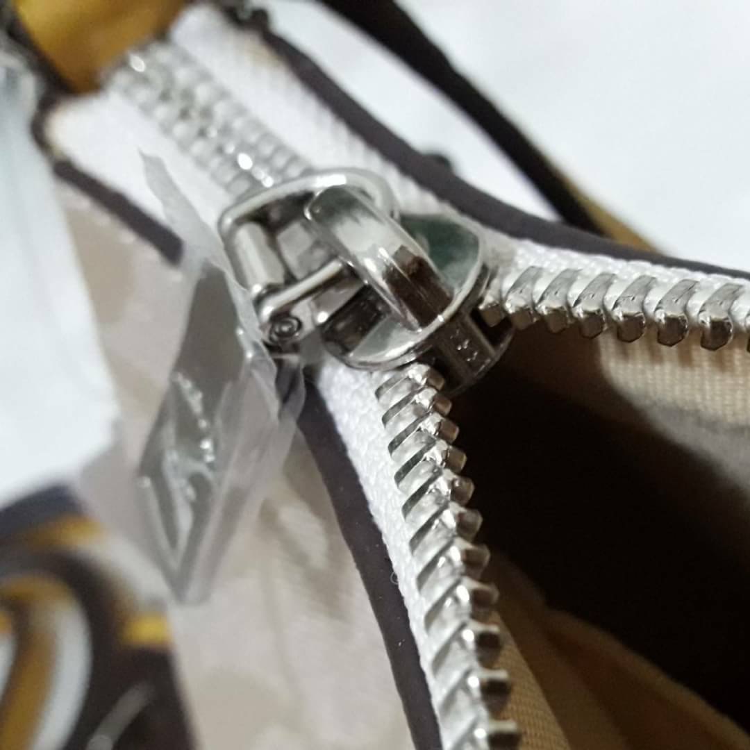ขายดี Coach Messico Top Handle Pouch In Signature Coated Canvas กระเป๋าหิ้ว/คล้องไหล่/สะพายข้าง ขนาดเหมาะ ดีไซน์สวยน่ารัก ผลิตจากวัสดุคุณภาพดี แข็งแรงทนทานน้ำหนักเบา ภายในบุผ้าสวยงามเรียบร้อย 1 ช่องอเนกประสงค์ ซิปโลหะสีทองสวยงาม สายสะพายถอดและปรับความยาวไ
