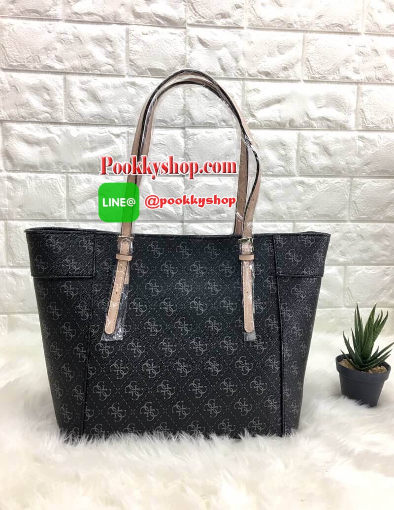 New in GUESS LARGE TOTE BAG พร้อมส่งกระเป๋าถือหรือคล้องไหล่ได้ ลายหนังแบรนด์ตัวจีไขว้ตามแบบฉบับแบรนด์เลยค้าา นำ้หนักเบานะค่ะ ด้านหน้าติดอะไหล่แบรนด์ตัวใหญ่ พร้อมห้อยพวงแบรนด์อะไหล่เงินด้านหน้ามาด้วยค่ะ เปิดปิดกระเป๋าด้วยซิป ซัปในลายแบรนด์ ด้านในโล่งกว้างใ