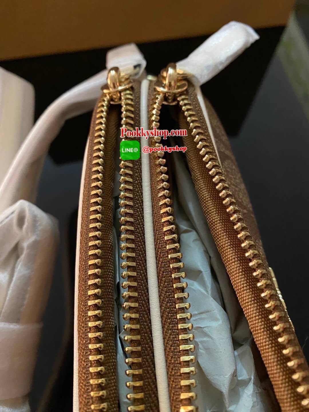 กระเป๋าสะพาย COACH เปิด - ปิดกระเป๋าด้วยซิป มีช่องใส่ของ 2 ช่องใหญ่ ด้านในมีช่องใส่ของ 1 ช่อง