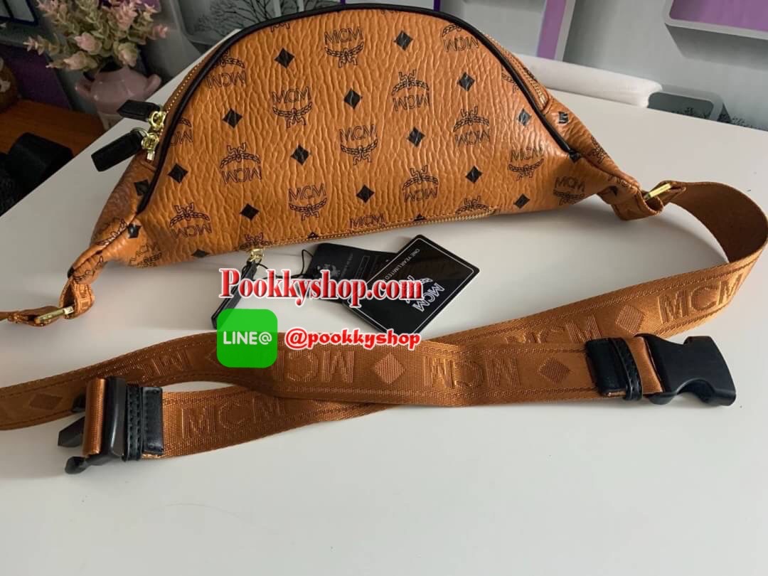 MCM Fursten ลาย Visetos กระเป๋าคาดอก/เอว ที่เข้ากับทุกไลฟ์สไตล์ จะคาดรอบเอวหรือพาดลำตัวก็ให้ลุคสตรีทแบบทันสมัย วัสดุหนังสังเคราะห์เคลือบผิวลาย Visetos หนังดีมากๆ ค่ะเปิด-ปิดด้วยซิป 2 ทาง ด้านหลังมีช่องซิปยาว 1 ซิป ด้านในโล่งกว้าง และมีช่องสำหรับเก็บของจุก