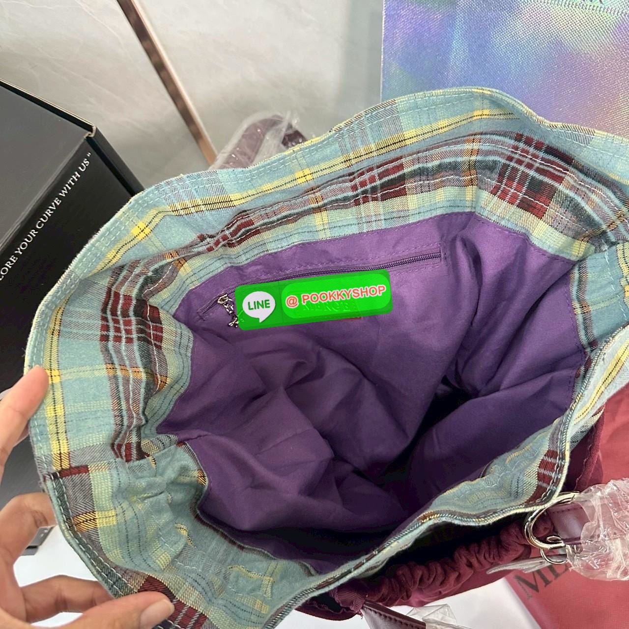 Merge A Day Bag Medium - Suede Edition (Limited) กระเป๋าสะพายไหล่ size ใหม่ ขนาดกระทัดรัดขึ้น แต่ยังสามารถจุของได้เยอะเหมือนเดิม ปรับสายกระเป๋าเป็นแบนสะพายทั้งวันไม่รู้สึกเมื่อยไหล่คะ