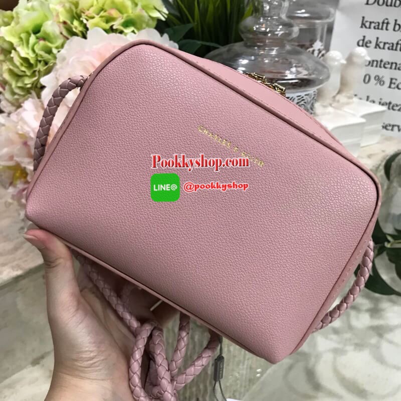 Don’t Miss! NEW ARRIVAL! CHARLES & KEITH SMALL CLASSIC CROSSBODY BAG กระเป๋าสะพายทรงเหลี่ยมรุ่นชนช็อปขนาดกำลังดีหนังสวยอยู่ทรงมีเทคเจอร์ เปิดปิดด้วยซิปหัวซิปแบรนด์ สามารถใส่ iphone ของใช้ได้เยอะมาพร้อมสายสะพายหนังถัก Crossbody ได้ เป็นอีกหนึ่งรุ่น Best Se