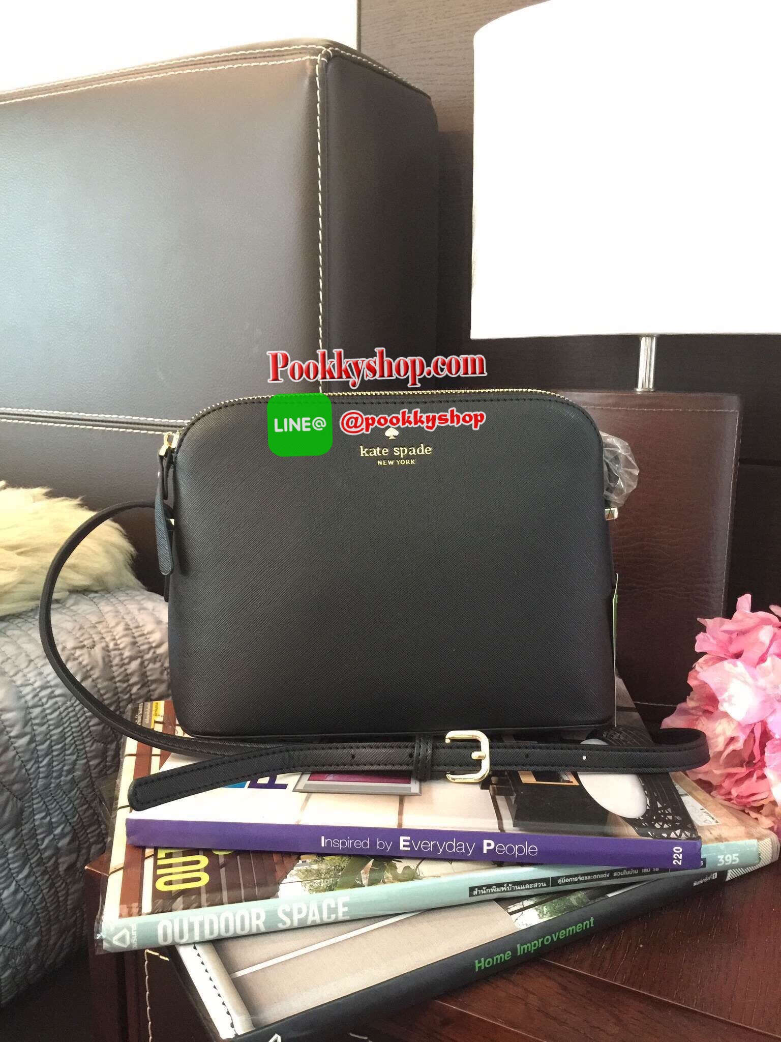 ปิ๊งป่อง!! มาเพิ่มแล้วค่ะ!! KATE SPADE CEDAR STREET MANDY กระเป๋าสะพายแบรนด์ดังจากอเมริการุ่นสุดฮิตหนัง Saffiano สวยหรูอยู่ทรงสไตล์ PRADA ด้านหน้าประดับโลโก้แบรนด์สีทองสวยไฮโซ ขนาดกำลังดี เปิดปิดด้วยซิปสะดวกใช้ ภายในมีช่องซิปและช่องใส่มือถือ สามารถใส่กระเ