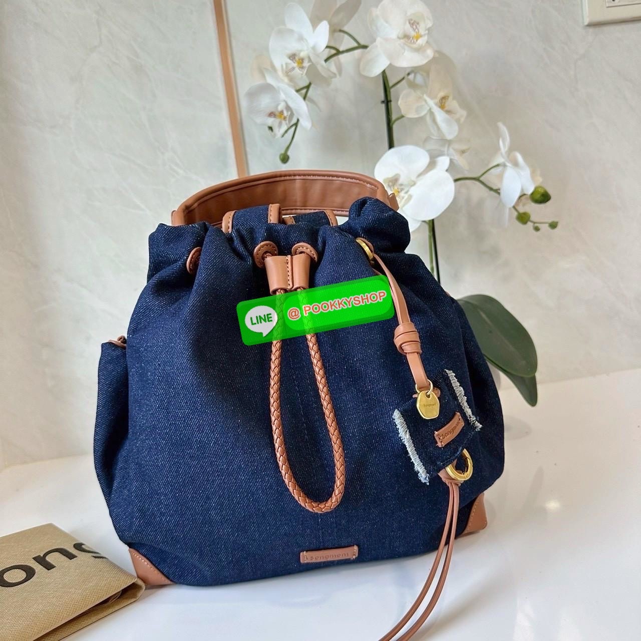 Songmont Series Backpack Female Small Capacity Songmont Drawstring Backpack กระเป๋าเป้สายรูดทรงชิคที่กำลังเป็นกระแสฮิตสุด ๆ เพราะดีไซน์เรียบเก๋ ใช้งานง่าย และแมทช์ได้หลายสไตล์ ดีไซน์ unisex ใช้ได้ทั้งผู้หญิงและผู้ชาย ดีไซน์: ทรงถุงสายรูด (Drawstring) ดูมิ