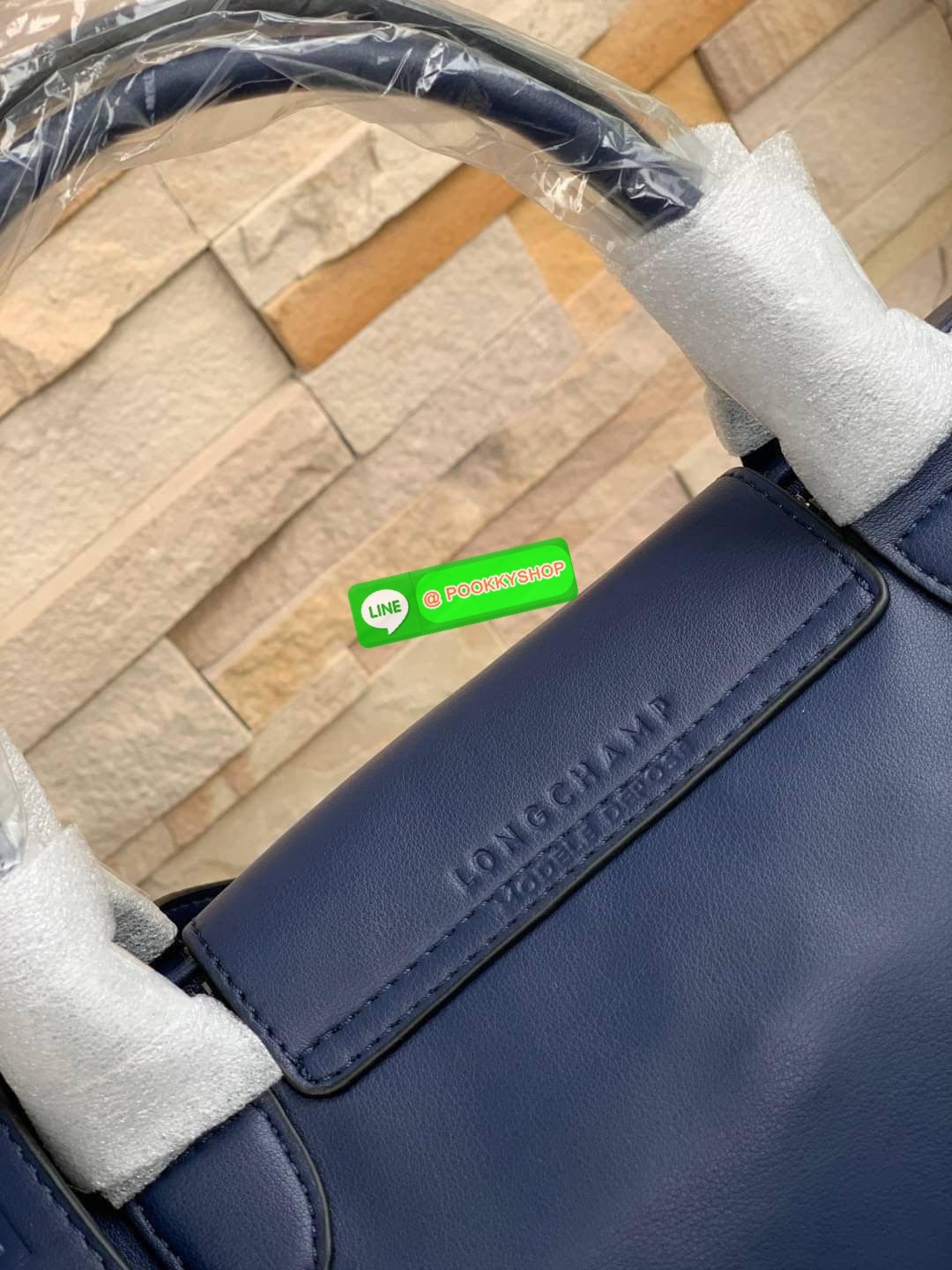 Longchamp LE PLIAGE CUIR TOP HANDLE BAG S เรียกว่าเป็นกระเป๋าอีกหนึ่งรุ่นที่ไม่ว่ายังไงก็ฮอตฮิตและติดเทรนด์ตลอดไม่เคยเปลี่ยนกับ ทรง Le Pliage Cuir หนึ่งในตระกูลกระเป๋าสุดไอคอนิกจากแบรนด์ เมื่อรุ่น Le Pliage Cuir ในรูปแบบของหนังแกะ Metis ได้ถือกำเนิดขึ้นใน