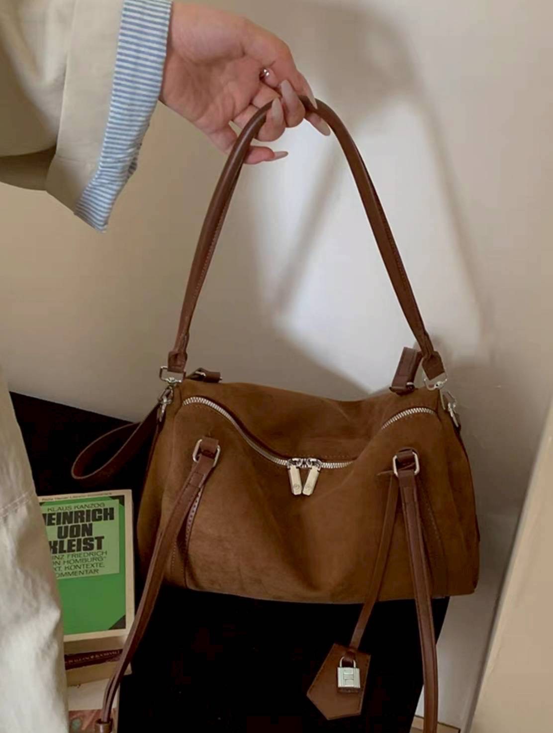 กระเป๋าทรง hobo suede bag ดีไซน์เรียบแต่ดูแพงสุดๆ งานหนังกลับนุ่มมือ ผสมกับสายหนังเรียบเนียนคุณภาพดี ให้ฟีลหรูมีคลาสแบบมินิมอลยุโรป ใบนี้ใช้งานได้จริงทุกวัน ดูดีทั้งถือและสะพาย ทรงนิ่มแต่ไม่ย้วย มีโครงเล็กน้อยช่วยให้ตั้งสวย ช่องซิปหลักเปิดกว้าง หยิบของง่า