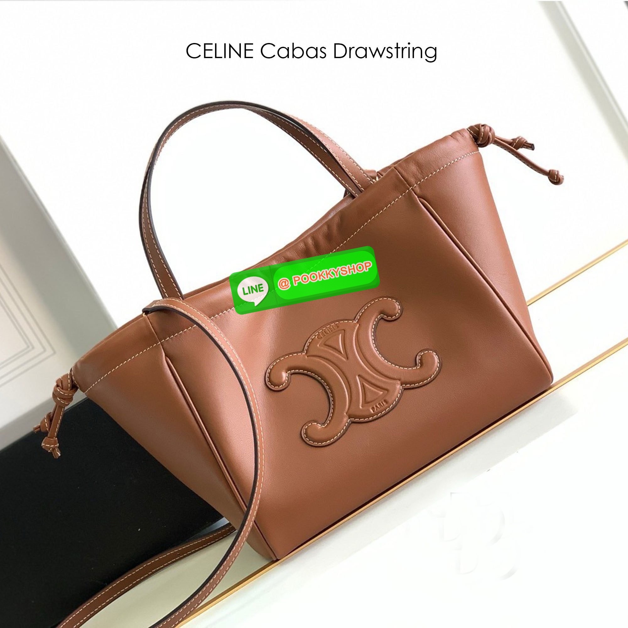 CELINE Small Cabas Drawstring Cuir Triomphe / CELINE TOTE BAG กระเป๋าทรงโท้ทน่ารักน่าใช้ ตัวกระเป๋าหนังนุ่มมาก ปากกระเป๋าเป็นหูรูดดึงปรับทรงได้สองแบบสองสไตล์ ด้านในเปิดปิดด้วยกระดุม ภายในโล่งกว้างจุของได้คุ้มๆ มาพร้อมสายสะพายยาวถอดและปรับได้ แมทช์กับเสื้อ