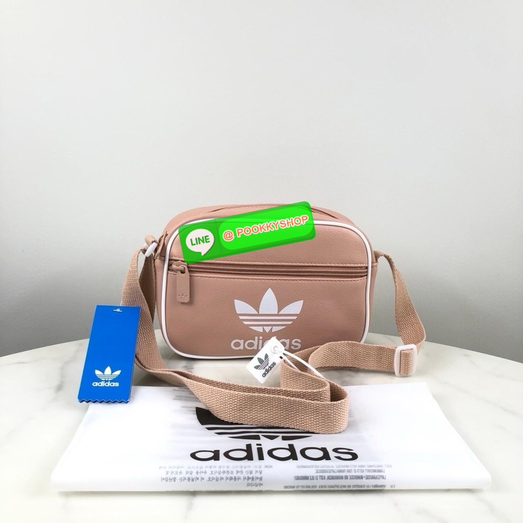 กระเป๋าสะพาย adidas ด้านหน้ามีช่องซิป 1 ช่อง ด้านบนเปิด - ปิดกระเป๋าด้วยซิป ด้านในโล่ง สายสะพาย สามารถปรับได้ Free Size ค่ะ