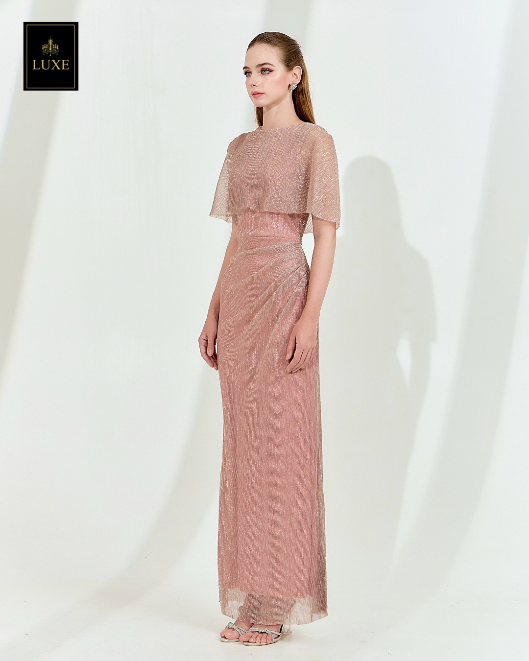 เดรสแฟชั่น เดรสเสื้อคอกลมแขนกุด ดีเทลเป็นเสื้อคลุมไหล่ในตัว กระโปรงทรงสอบจับเดรป