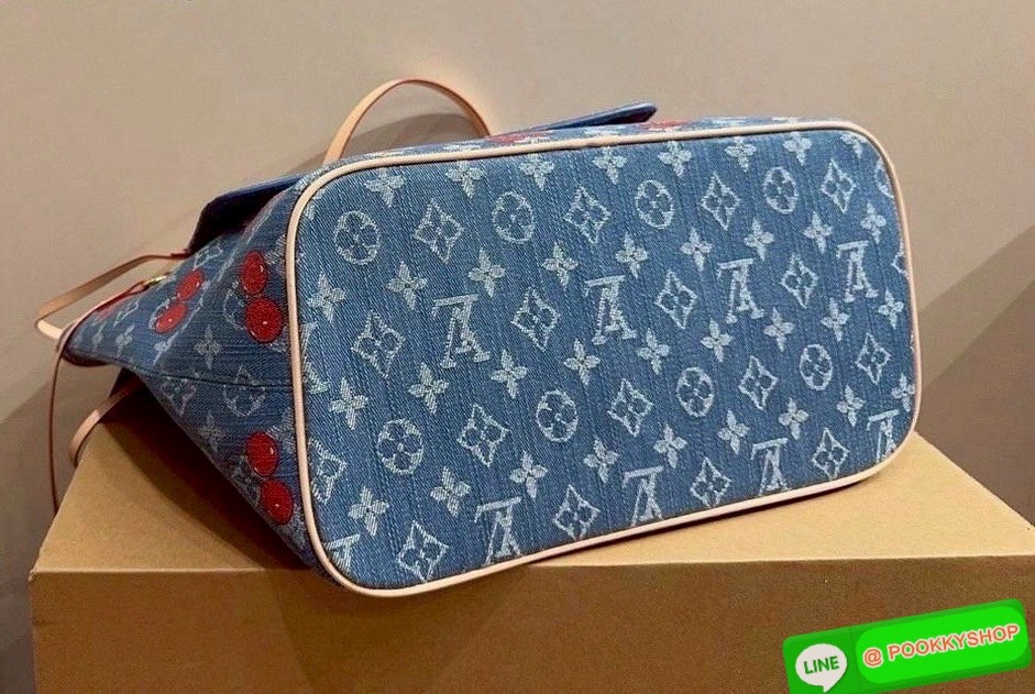 🕊️ พร้อมส่ง | LV Neverfull MM Monogram cherry denim 32cm กระเป๋าสะพายทรงโท้ทช้อปปิ้งใบใหญ่ โดดเด่นมีชีวิตชีวา ด้วยเดนิมวินเทจปักลายเชอร์รี่สีสันสดใสสะดุดตาสะท้อนสไตล์ไอคอนิก ผสานสไตล์ล้ำสมัยเปี่ยมฟังก์ชัน ยังคงมีความเป็นเอกลักษณ์ ดีไซน์ลวดลายโมโนแ