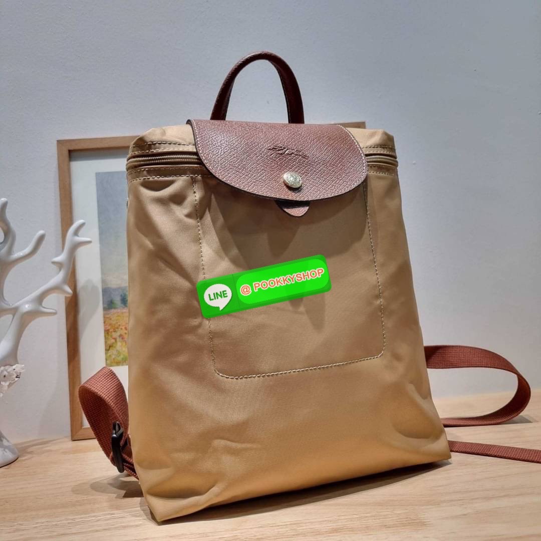 Longchamp le pliage original backpack 🔆 Details สวยคลาสสิคต้องไม่พลาด กับกระเป๋าสะพายทรงเป้ ขนาดกำลังดี น้ำหนักเบา ดีไซน์เรียบง่าย แต่ดูแพง ปากกระเป๋าออกแบบให้มีฝาปิดและซิปแน่นหนา สายสะพายสามารถปรับใช้ตามชอบ ภายในโล่งกว้าง จุของได้สบายๆ พกพาไปไหนก