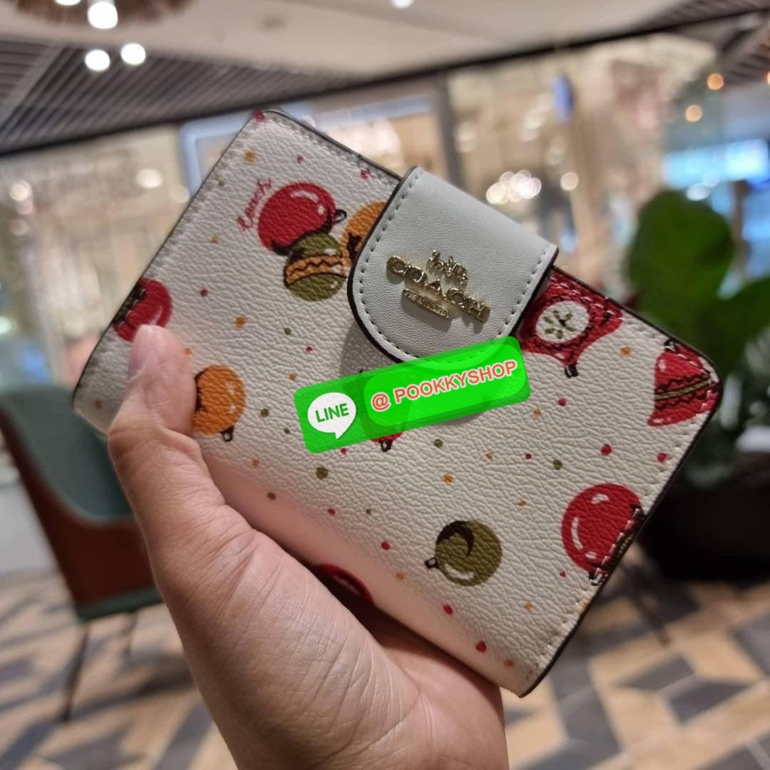 COACH C7413 MEDIUM CORNER ZIP WALLET WITH ORNAMENT PRINT คอลเลคชั่นใหม่ กระเป๋าสตางค์ใบกลาง ดีไซน์ใหม่ สุดหรู คละลายพริ้นท์เต็มใบ น่าใช้ไปอีก วัสดุหนังแคนวาสเคลือบลาย ภายในมีช่องใส่บัตร ใส่ธนบัตรได้ครบ และมีช่องซิปแยก ใบจริงสวยมากๆ แนะนำจ้า ราคาสุดคุ้มครบ