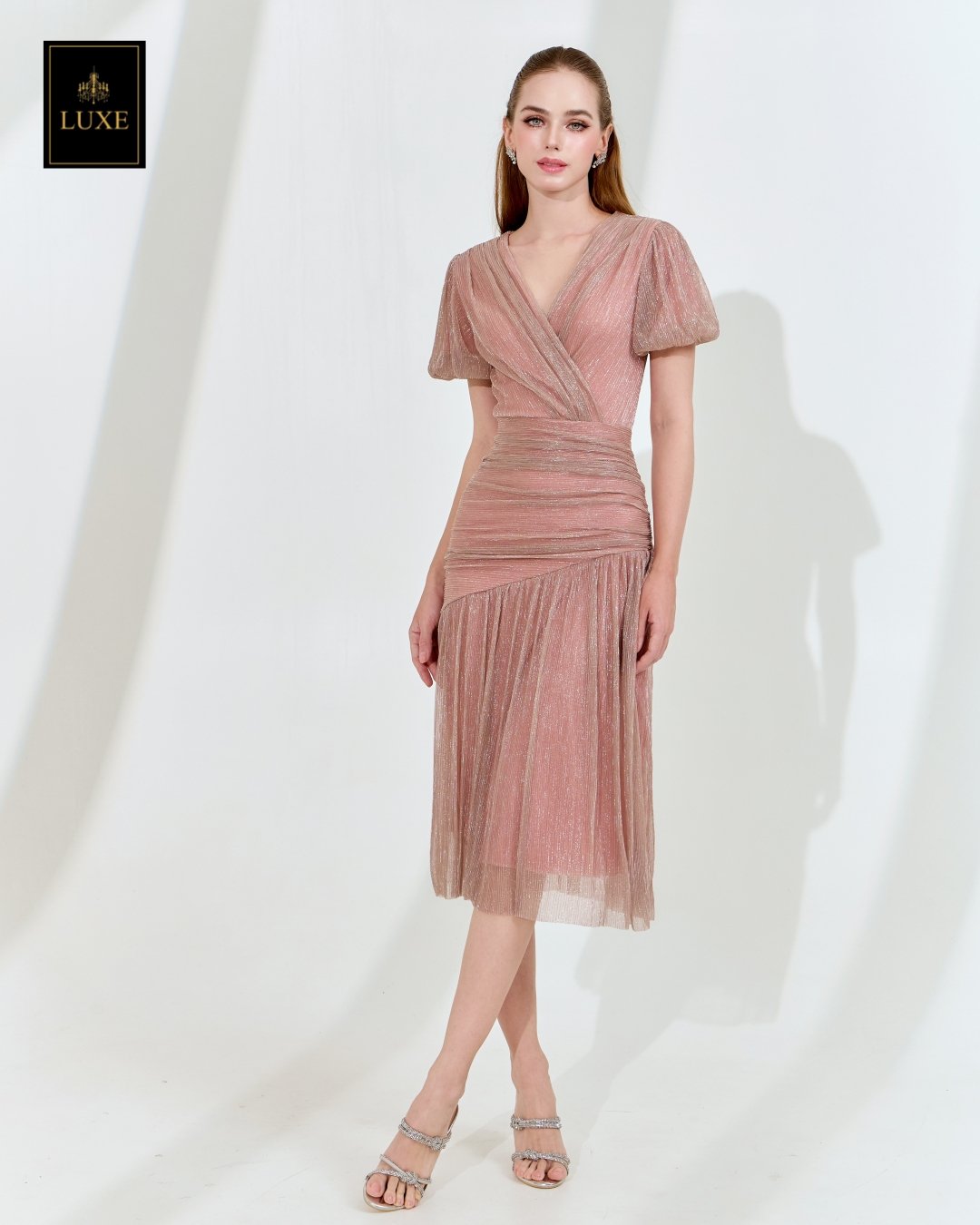 เดรสแฟชั่น เดรสเสื้อคอป้าย แขนบอลลูน กระโปรงเฉลียงทรงเข้ารูป ต่อจีบรูด