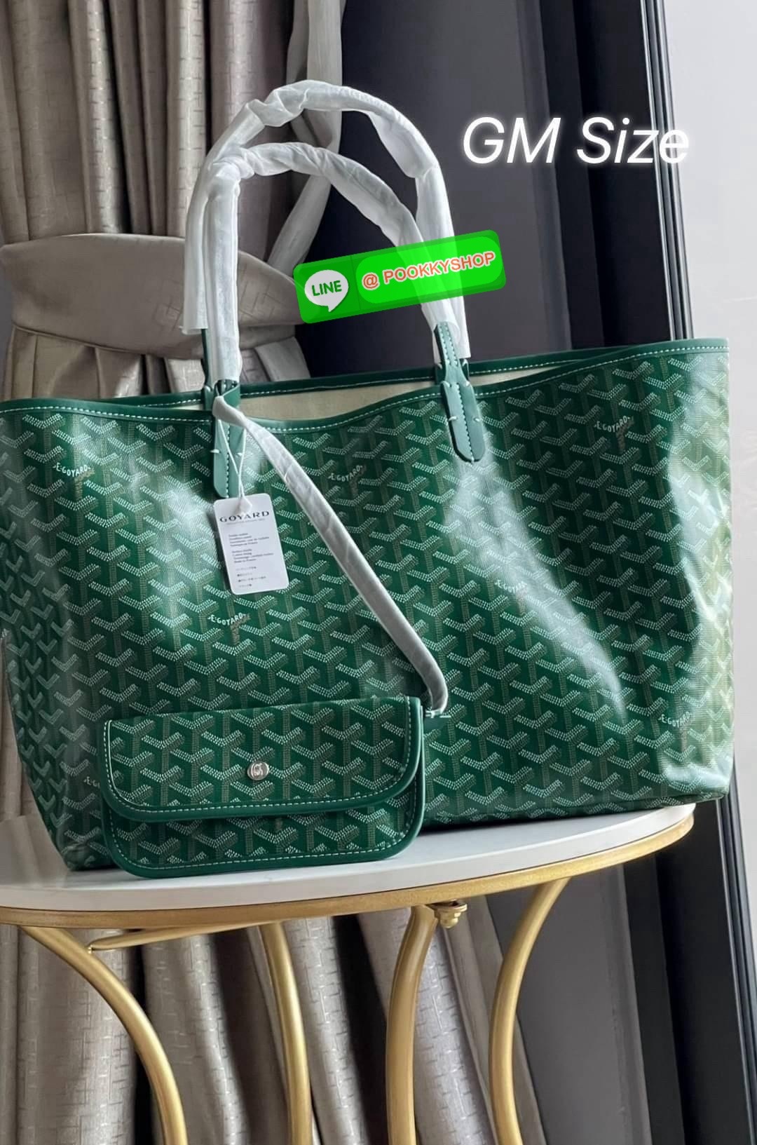 GM SIZE Goyard Saint Louis Claire-Voie GM Bag กระเป๋า Saint Louis GM มาในรุ่นลิมิเต็ดอิดิชั่นในผ้าใบ Goyardine Claire-Voie Grege สุดพิเศษใหม่ ผ้าใบเคลือบด้านในและสามเหลี่ยมด้านนอกที่โดดเด่นเป็นสีเดียวกันซึ่งสร้างภาพลวงตาที่สามารถมองเห็นผ่านกระเป๋าได้ กระเ
